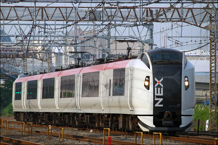 JR East E259-es sorozatú „Narita Express” EMU halad Ofuna közelében. A JR Pass-szel érkező turisták körében is népszerű JR járat nem csupán a Narita repülőtér és Tokyo belvárosa, hanem a környékbeli nagyvárosok, így Omiya (Saitama), Ofuna (Kamakura), Yokohama, sőt, hétvégente és ünnepnapokon Takao között is közvetlen összeköttetést teremt.