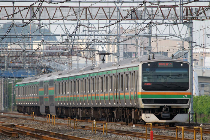 JR East E231-1000-es sorozatú EMU halad Ofuna és Totsuka állomások között Utsunomiya felé. A kétszintes, „Green Class”, első osztályú kocsik jól láthatóan elkülönülnek a jármű többi kocsijától.