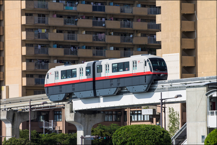 A Yui Rail egy szerelvénye Tsubogawa megálló közelében.