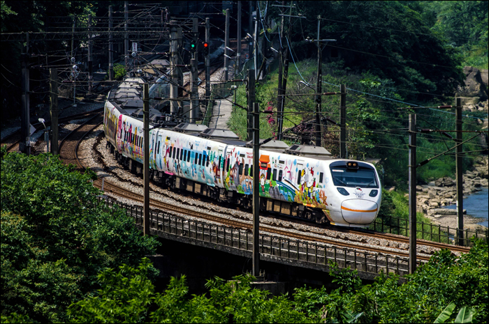 TRA TEMU1000-es sorozatú „Taroko Express” halad Houtong (猴硐, hóudòng) és Sandiaoling (三貂嶺, sāndiāolǐng) között Hualien felé.