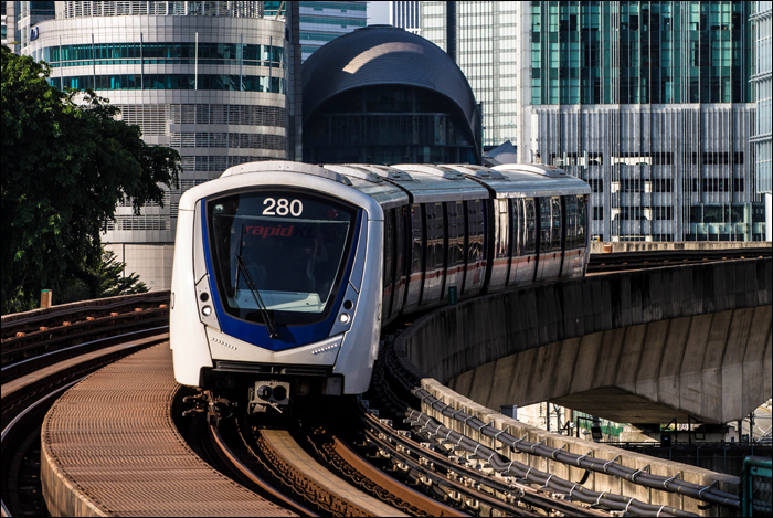 Bombardier Innovia Metro 300-as sorozat érkezik a Kelana Jaya vonalon található Bank Rakyat megállóhoz.