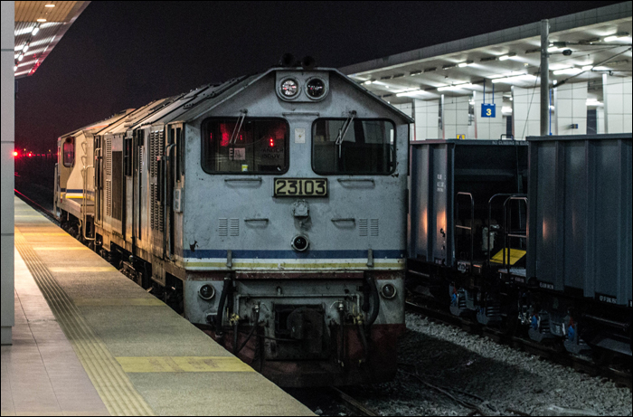 KTMB Class 23-as sorozatú mozdony Gemas állomáson.