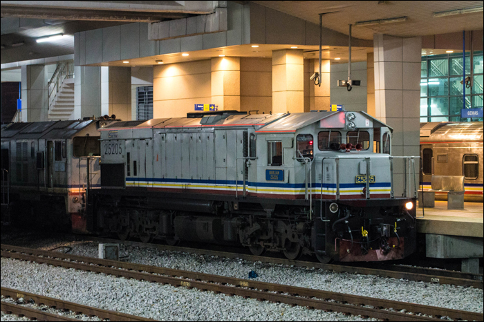 KTMB Class 25-ös sorozatú mozdony.