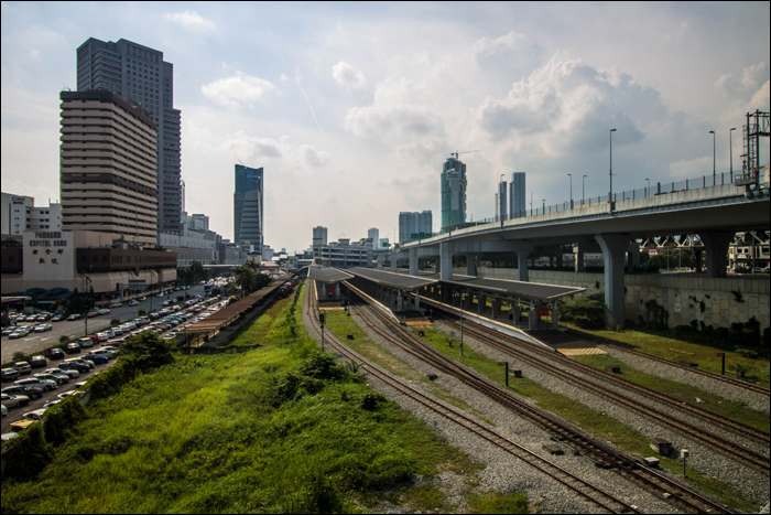 JB Central állomás látképe. A korszerű állomást mindössze egy maroknyi távolsági járat érinti, a fő forgalmat a Szingapúr felé tartó „shuttle” vonatok jelentik.