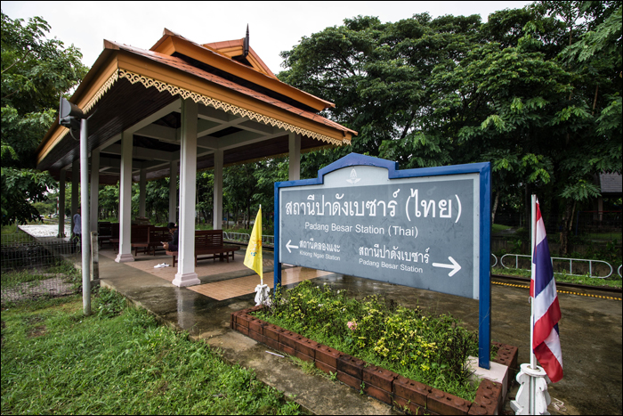 Már a thaiföldi Padang Besar állomás peronjainál, melyet az állomás nevében is egyértelművé tesznek.