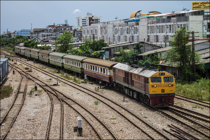 SRT GEA sorozat (GE CM22-7I) érkezik a 447-es számú, Surat Thani – Sungai Kolok viszonylatú személyvonattal Hat Yai állomásra.