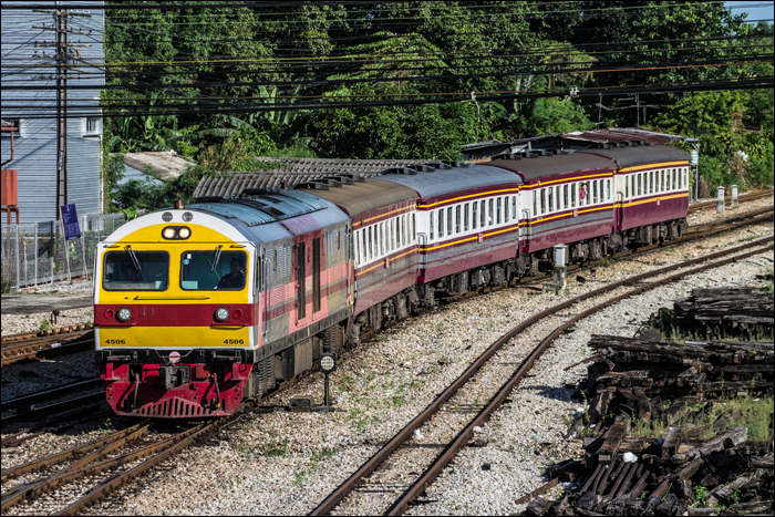 SRT (State Railway of Thailand) HID sorozatú (Hitachi 8FA-36C) mozdony érkezik a Padang Besar – Hat Yai viszonylatú személyvonatával Hat Yai állomásra.