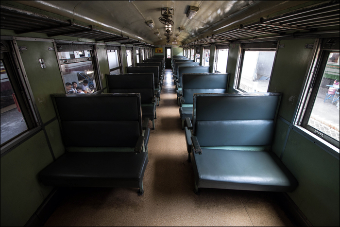 BTC 1200-as sorozatú, harmadosztályú ülőhelyeket tartalmazó személykocsi utastere.