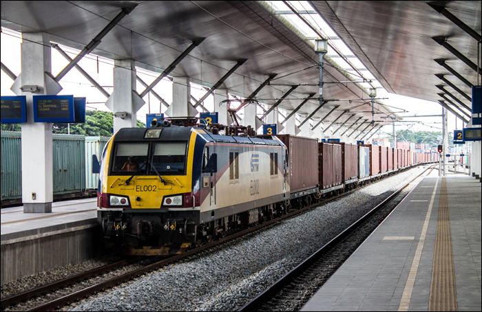CSR Zhuzhou gyártmányú, KTMB EL002-es villamos mozdony érkezik tehervonatával Padang Besar állomásra.