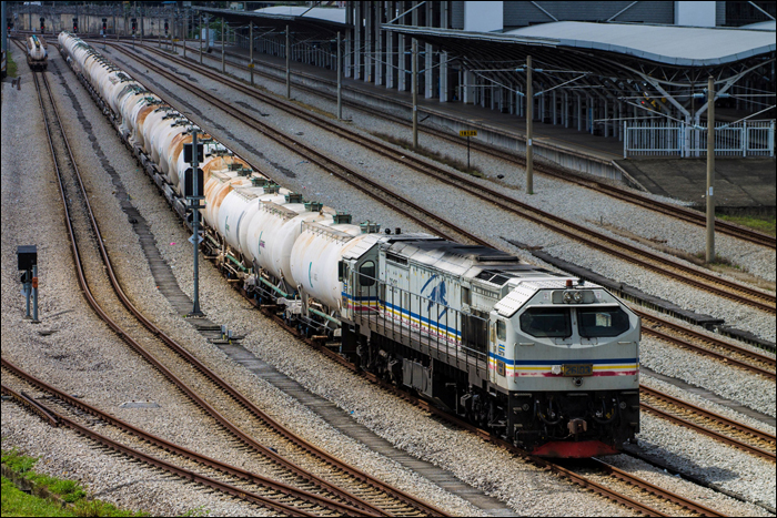 A KTMB egy 26-os sorozatú dízelmozdonya várakozik Ipoh állomáson. Az olyan nagyvállalatoknak, mint a Petronas-nak és a LaFarge-nak köszönhetően a teherforgalom jelentős hányadát teszik ki a cement- és a különböző petrolkémiai termékeket szállító vonatok.