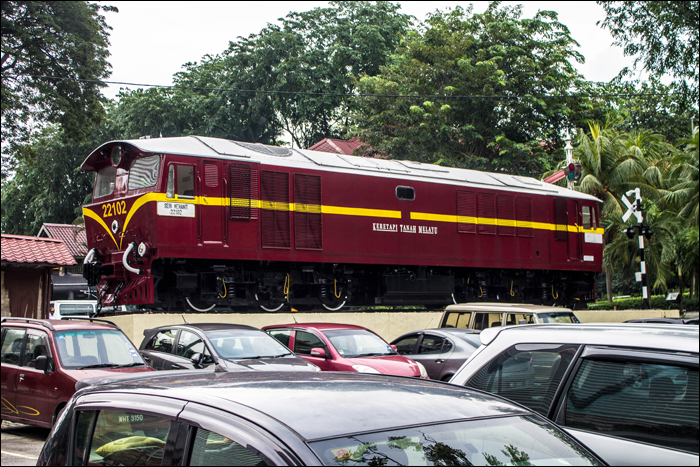 KTMB Class 22-es sorozatú dízelállat a Kuala Lumpurban található Nemzeti Múzeum előtt.