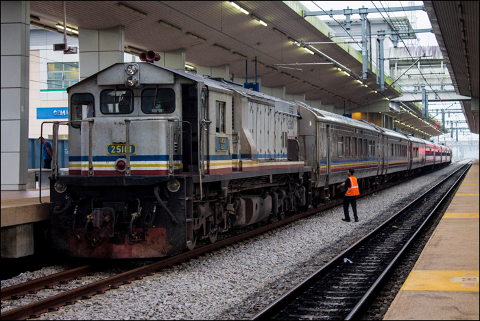 A Johor Bahru felé tartó Express Rakyat Timuran Gemas állomáson.