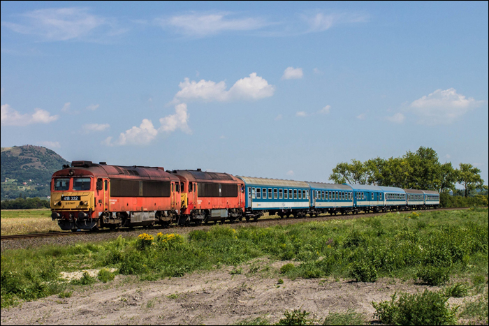 匈牙利鐵路418形（舊M41形）液力傳動柴油機車牽引到陶波爾曹到達的快速列車。