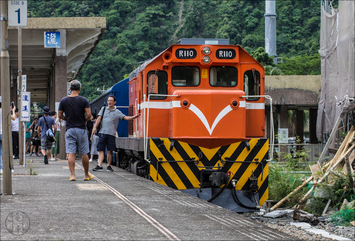 A 3671-es számú, Fangliao - Taitung viszonylatú „Pukuai” járat Longxi megállóban egy EMD G22U vezényletében 2018 nyarán.