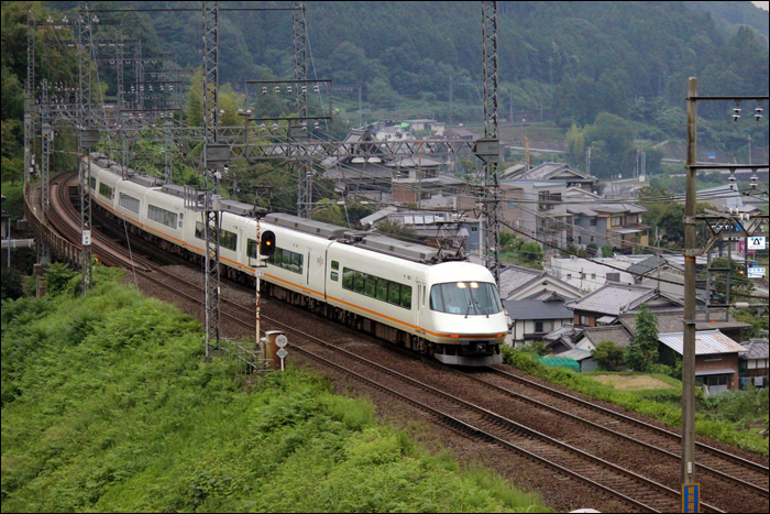Kintetsu 21000-es sorozatú „Urban Liner Plus” (アーバンライナーplus) járata halad Nagoya felé.