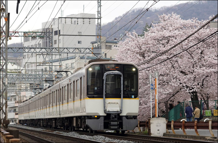 Kintetsu 5820-as sorozatú EMU Ishikiri (石切) és Nukata (糠田) állomások között.