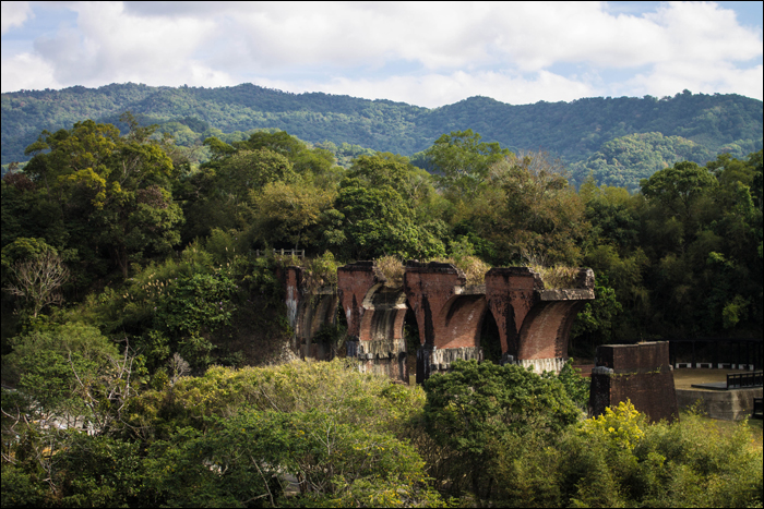 A Gyotohei / régi Longteng híd maradványai. A megmaradt pillérek közül egy az 1999. szeptember 21-i Nagy Jiji földrengés során dőlt le.