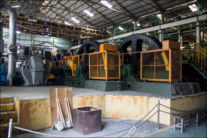 A Xihu cukorgyár egyik „védjegye”, a Kobe Steel gyártmányú présgép, mely malomkőhöz hasonló, egyenként 10 tonnás súlyokkal (tömegekkel?) és forró víz segítségével sajtolta ki a cukornád cukorban gazdag levét.