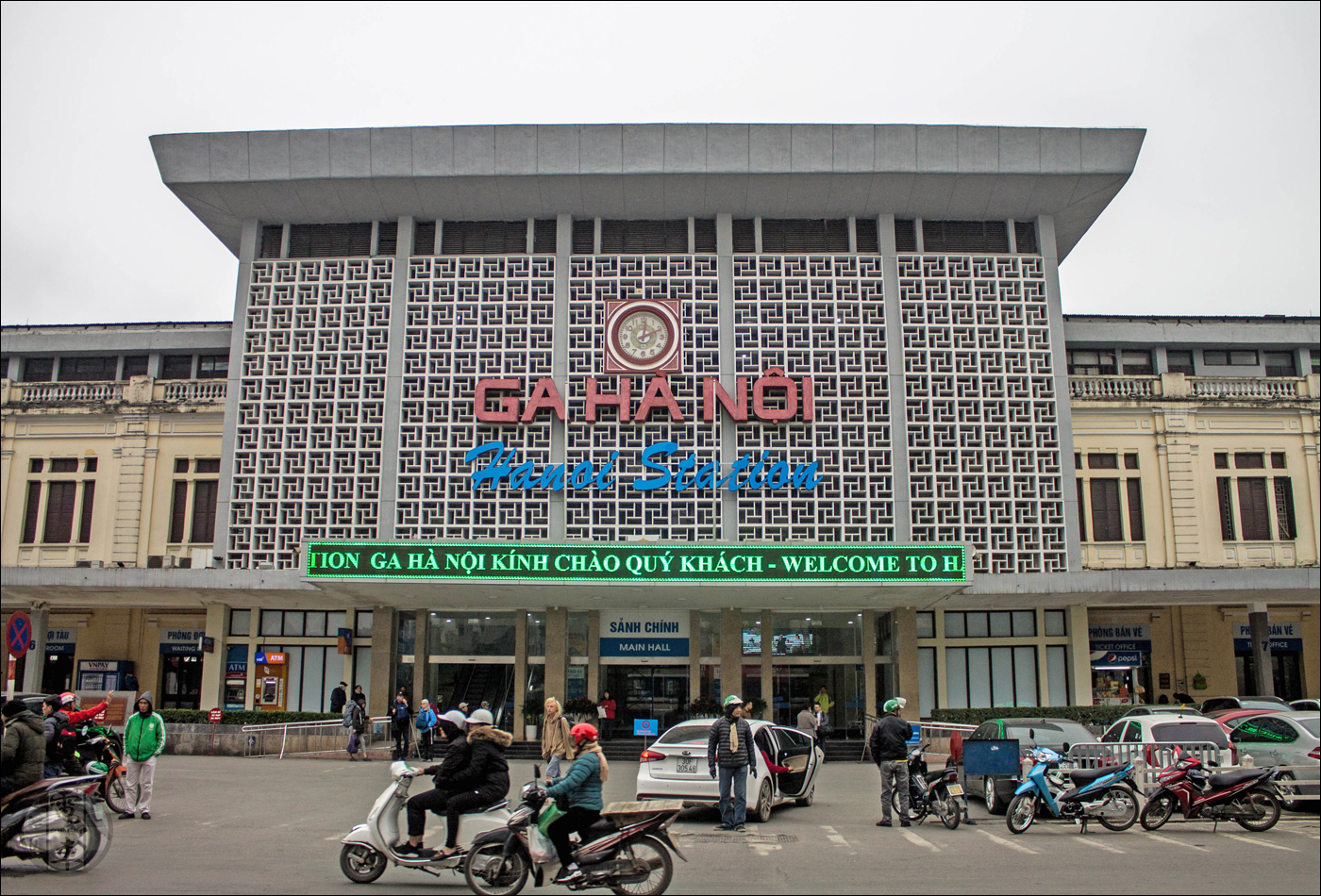 Hanoi pályaudvarának 1976-ban átadott, modern stílusú központi épülete. Az 1902-ben átadott eredeti épület 1972-ben, a vietanmi háború során pusztult el, a jobb és bal oldalon található épületszárnyak azonban jobbára sértetlenek maradtak.