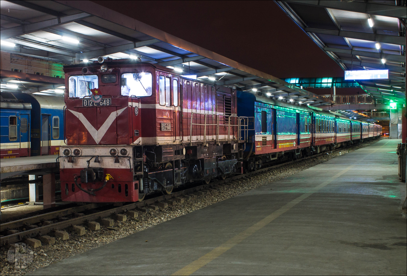 A már jól ismert D12E sorozat egy újabb tagja a Haiphong felé tartó HP1-es vonat élén.
