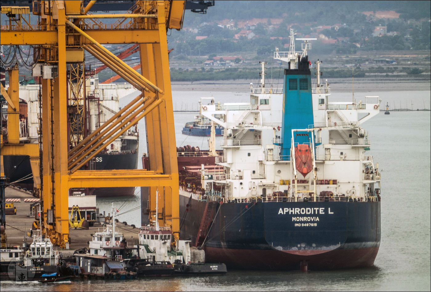 A libériai zászló alatt hajózó, 81365 tonna kapacitású ömlesztett áruk szállítására alkalmas „Aphrodite L” a Ha Long-i Cai Lan kikötőben.