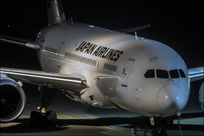 A JAL egy Boeing 787-8 típusú gépe a Haneda nemzetközi repülőtéren.