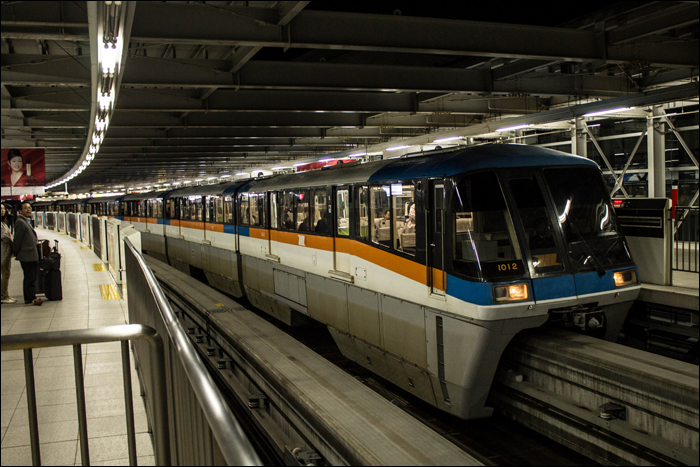 A Hitachi által kilobbizott monorail ma egy kvázi félbehagyott, kevés átszállási lehetőséget biztosító, ám határozottan az egyik legérdekesebb eljutási módot jelenti a Haneda nemzetközi repülőtér és Tokyo belvárosa között. Itt éppen az egyik Hitachi gyártmányú 1000-es sorozatú járművet láthatjuk a nemzetközi terminálnál létesített megállóban.