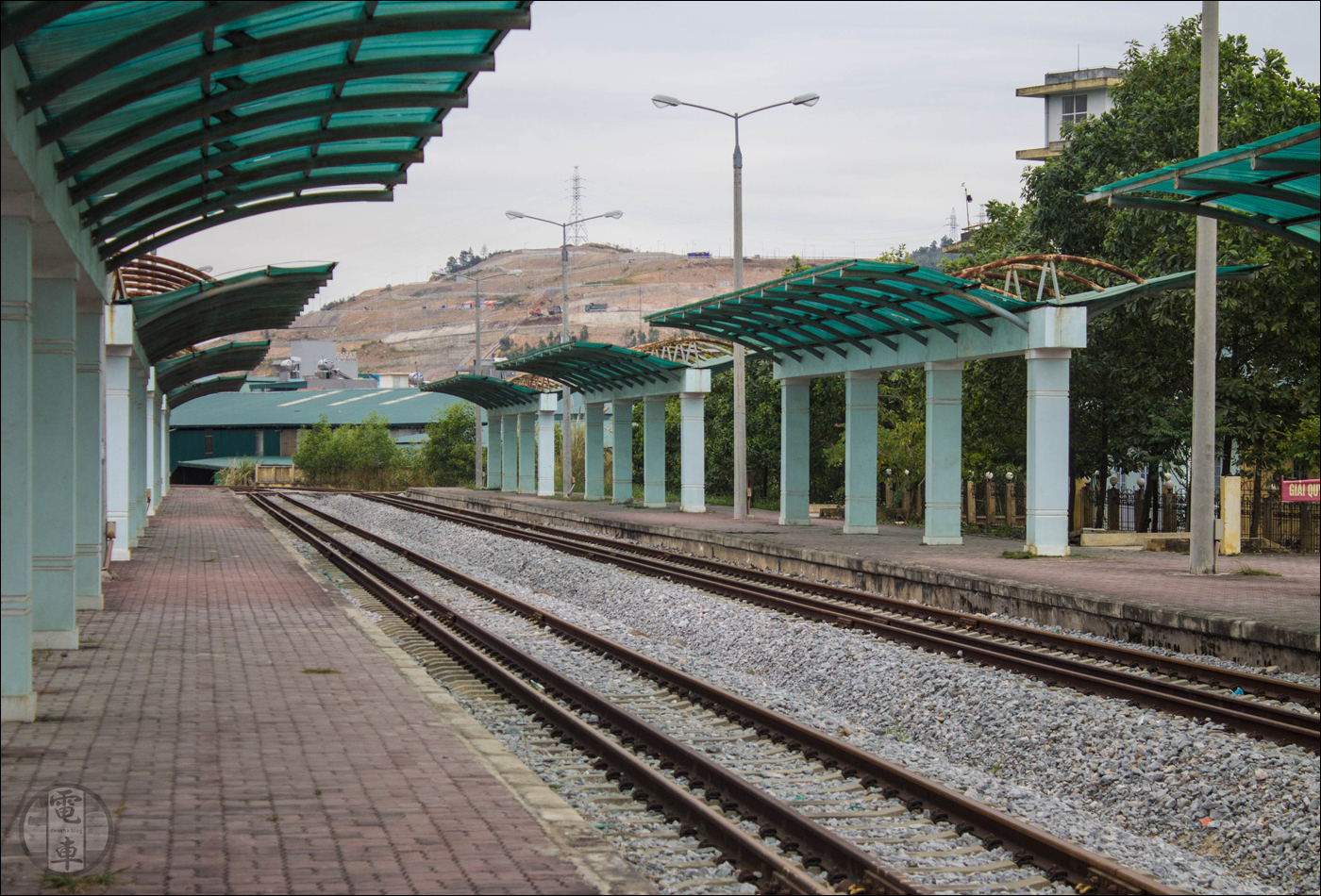 A kihalt Ha Long-i vasútállomás. A zúzottkő és a sínkoronák tanúsítják, hogy rendkívül friss fejlesztésről van szó, ennek ellenére az állomást még 2019 januárjában is csak az emlegetett, 51501/2 sz. Yen Vien – Ha Long alibi vonatpár szolgálja ki.