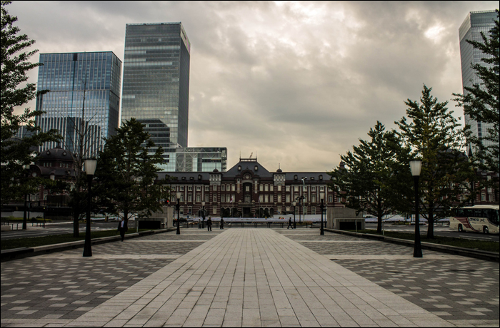 Tokyo állomás Marunouchi oldala, háttérben a Shangri-la Hotel, a GranTokyo North, valamint a GranTokyo South épületeivel.