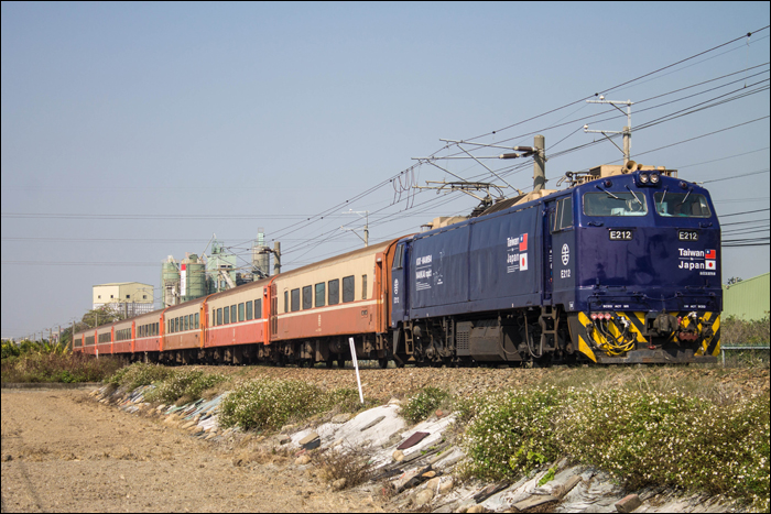 A TRA és a Nankai Electric Railway Co. által tető alá hozott egyezményt hirdető „Tajvan – Japán Barátság” színtervű TRA E200-as sorozat (GE E42C) robog sebesvonatával Dadu és Zhuifen állomások között.