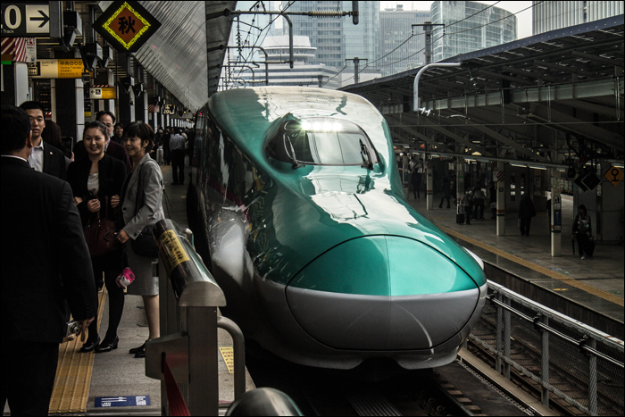 Ugyancsak egy E5-ös sorozatú shinkansennel pózoló népek, ugyancsak Tokyo állomásán, ám ezúttal a peron másik végén.