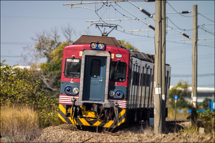 A Shinano Railway színvilágát hordozó egyik TRA EMU500-as sorozatú motorvonat halad Dadu és Zhuifen között.