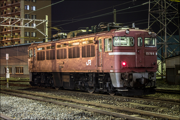 JR Hokkaido ED79-9-es mozdony Aomori állomásán 2014 novemberében. Az 1987-ben a Naebo Industries (苗穂工場) által átalakított, eredetileg ED75-779-es számú mozdonyt 2015 júliusában selejtezték.