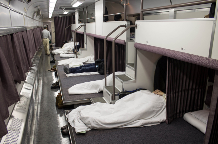 A „Hamanasu” éjszakai vonatokban közlekedő „Nobi-nobi Carpet” fekvőhelyeket ülőhelyek árért vehettük igénybe. E fekvőhelyekhez jól láthatóan járt takaró és párna is, az alvófelület pedig fűthető volt.