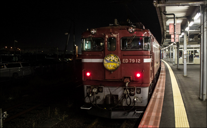 JR Hokkaido ED79 várakozik „Hamanasu” járatával Hakodate állomásán a hajnali órákban 2014 novemberében.