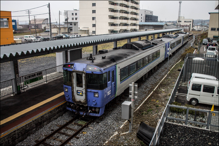 JR Hokkaido 183-1500-as sorozatú DMU indul Sapporo felé tartó „Sarobetsu” járatával 2014 novemberében. Napjainkban ugyancsak e sorozat tagjai szolgálják ki ezen járatokat, ám a viszonlat Asahikawáig rövidült.