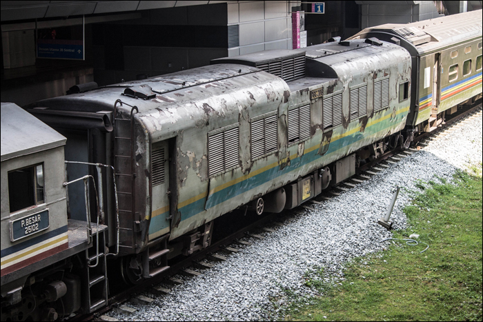 A kocsifelújítások ellenére a Tumpat - JB és a Tampin - JB viszonylaton közlekedő, hagyományos személykocsikból álló vonatok műszaki állapota, komfortfokozata sok helyen hagy kívánnivalót.