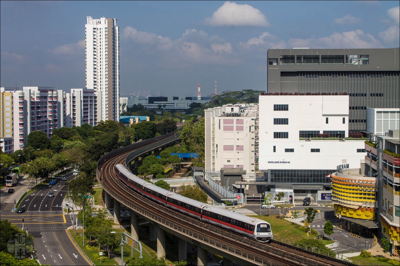 Az SMRT egyik Kawasaki - Nippon Sharyo gyártmányú C751B sorozatú motorvonata Woodlands megálló közelében.