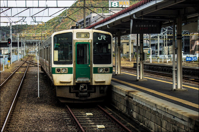 JR East 719-5000-es sorozatú EMU Fukushima állomáson. Az Ou fővonal átépítésével létrejöttek az egyébként szokatlan, 1435mm-es nyomtávú, 20kV @ 50Hz feszültségről üzemelő hagyományos járművek is.