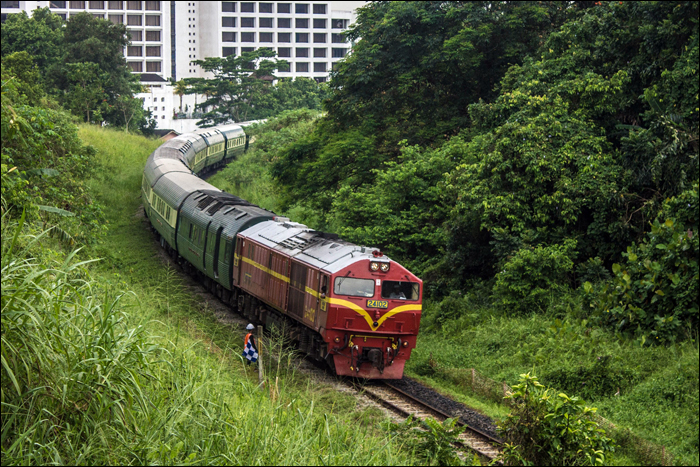 Az Eastern and Oriental Express szerelvénye kanyarog Johor Bahru és Kempas Bahru között a KTMB egyik Class 24-es sorozatú mozdonyának vezetésével.