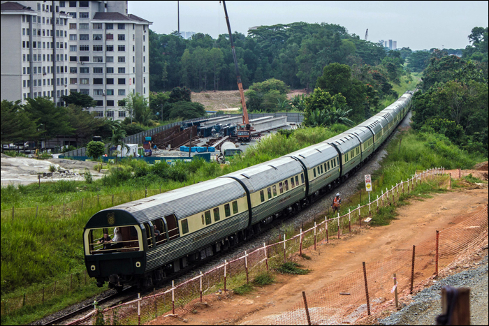 Az Eastern & Oriental Express halad Szingapúrból Thaiföld felé a malajziai Johor Bahru közelében.
