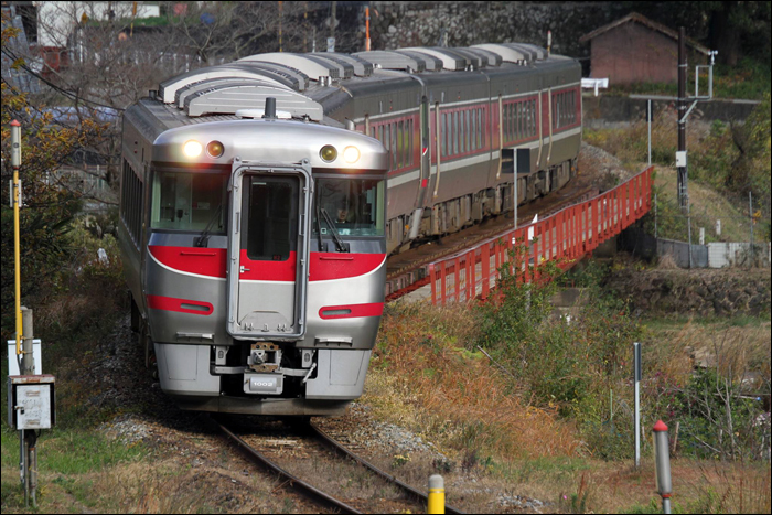 JR West 189-es DMU a Bantan vonalon az Osaka felé tartó „Hamakaze” gyorsvonatként.