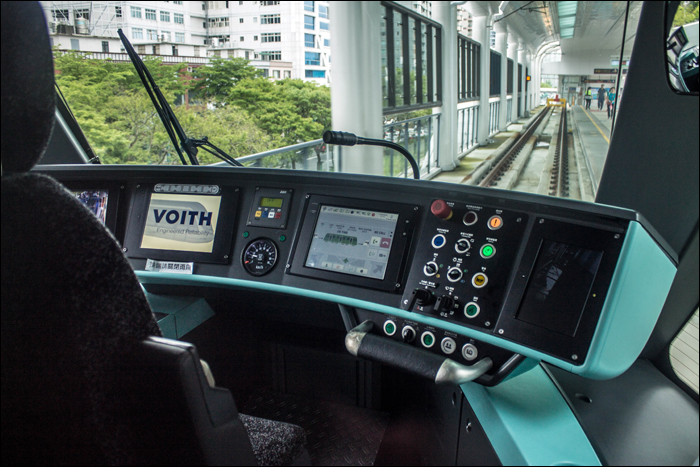 A Danhai LRT járműveinek vezetőfülkéje. (A képre kattintva a kijelző nagyobb méretben is megtekinthető!)