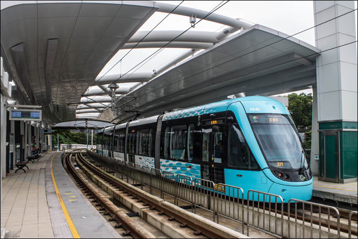 A Danhai LRT egy járműve Danjin Denggong megállóban.