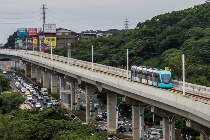 Kilátás Danjin Denggong megálló közelében. Figyeljük meg a magasvezetésű pálya masszív al- és felépítményét, mely akár nagysebességű vasútvonalak dicsőségére is válna.