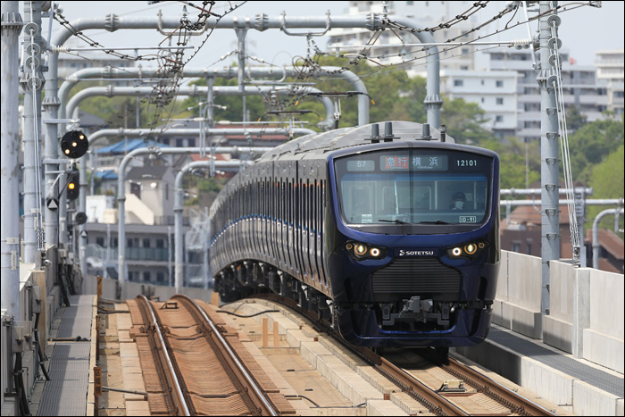 Yokohama felé tartó Sotetsu 12000-es sorozatú motorvonat Tennocho állomás közelében. A jármű agresszív homlokfalát egyébként a nó maszk, egy színházi kellék ihlette.