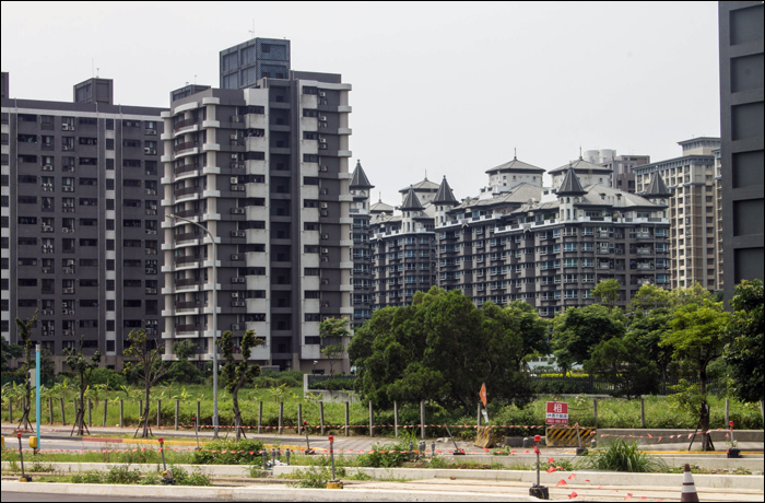 Roppant, ámde alig lakott lakóparkok a Danhai New Town Binhai Rd. környékén található szakaszain.