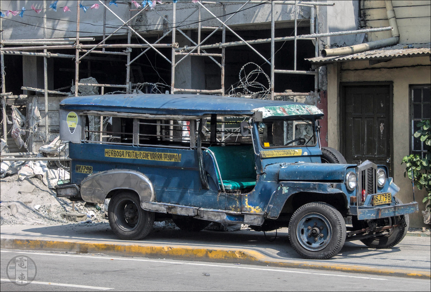Manila és a legtöbb filippinó nagyváros jellegzetes tömegközlekedési járműve a „jeepney”, mely a „jeep” és „jitney” (shared taxi) szavakból alakult ki. Az első jeepney-ket még a második világháború után hátrahagyott amerikai terepjárókból alakították ki, napjainkban azonban már közel két tucat gyártó termeli a Fülöp-szigetek utcáinak meghatározó elemeit.