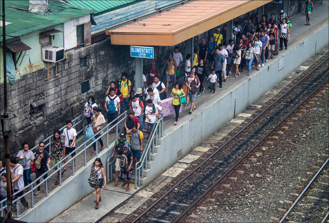 Utasok távoznak Blumentritt vasúti megállóhelyről. 2000 decemberében a hasonló nevű LRT megálló is célpontja volt a Rizal napi merényletsorozatnak.