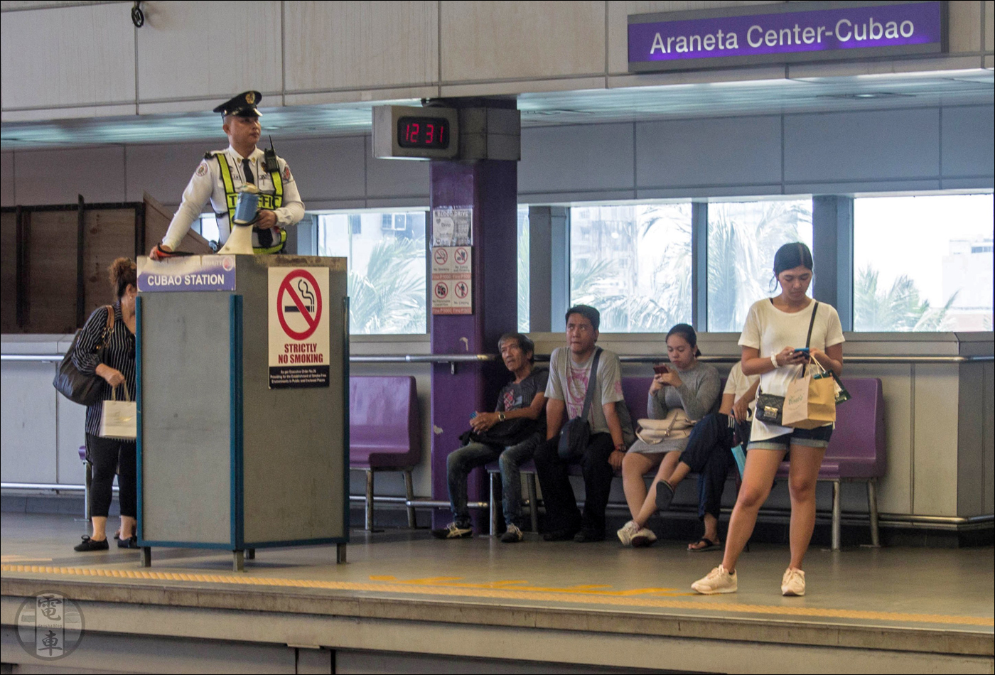 Valamennyi LRT és MRT megállóban ehhez hasonló peronőrök utasítják rendre az esetleg megvadult tömeget. Hasonló személyzettel a PNR vonalán is találkozhatunk, csak ők nem kaptak ilyen szép kakasülőt.